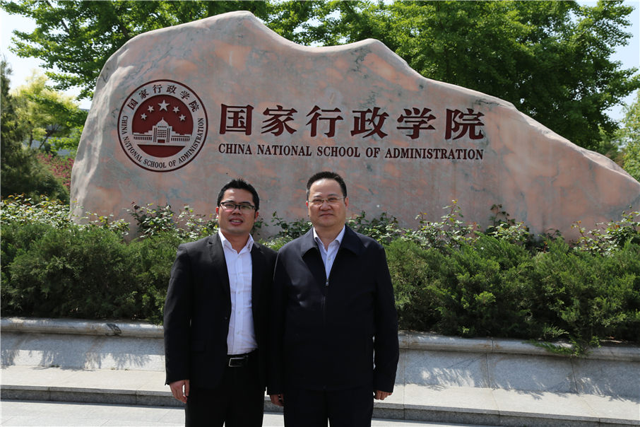 乐岩与全国职业经理人考试测评标准化技术委员会秘书长王永利合影.jpg