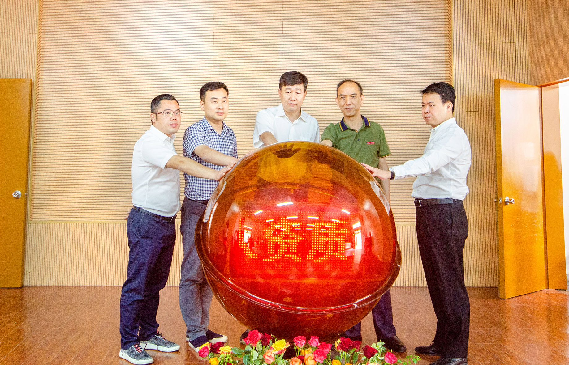 领导及嘉宾共同触按“新时代职业经理人资质培训与评价初级研修班”启动球.jpg
